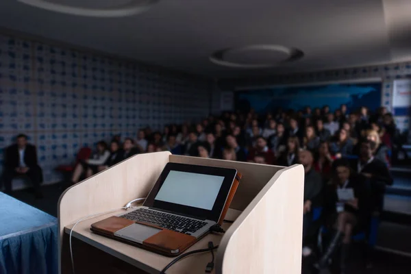 Laptop Számítógép Pódiumon Üzleti Szeminárium Oktatás Modern Konferenciateremben — Stock Fotó