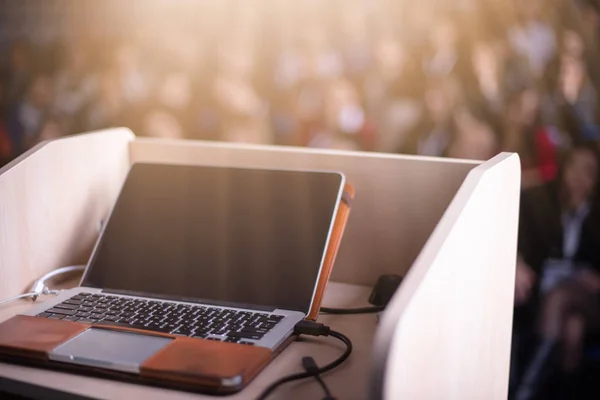 Ordenador Portátil Podio Educación Seminario Negocios Sala Conferencias Moderna — Foto de Stock