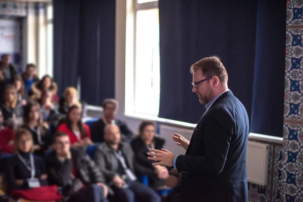 Fiatal Üzletember Üzleti Konferenciateremben Nyilvános Előadásokat Tart Közönség Konferenciateremben Vállalkozói — Stock Fotó