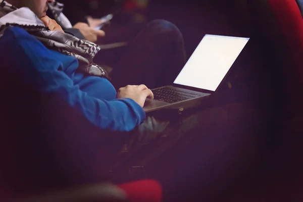 Pessoas Negócios Mãos Digitando Teclado Computador Portátil Durante Seminário Sala — Fotografia de Stock