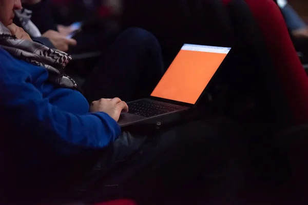 Pessoas Negócios Mãos Digitando Teclado Computador Portátil Durante Seminário Sala — Fotografia de Stock