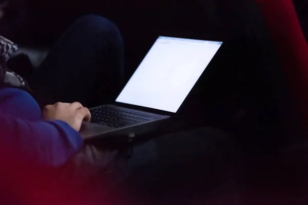 研讨会期间 商界人士在会议室用手提电脑键盘打字 — 图库照片