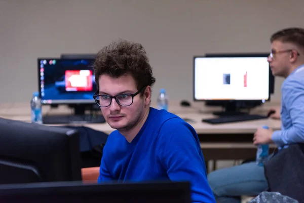 Jovem Empreendedor Freelancer Trabalhando Usando Computador Espaço Coworking — Fotografia de Stock