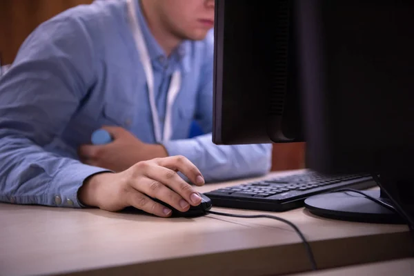 Jovem Empreendedor Freelancer Trabalhando Usando Computador Espaço Coworking — Fotografia de Stock