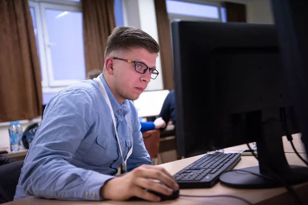 Joven Empresario Freelancer Trabajando Usando Una Computadora Espacio Coworking — Foto de Stock