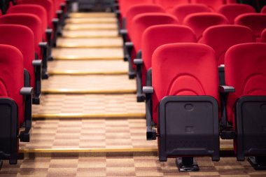 Kırmızı oturma sıraları ile boş konferans, tiyatro veya sinema salonu