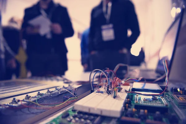 Placa Mãe Circuito Elétrico Alta Tecnologia Com Equipe Engenheiros Informática — Fotografia de Stock