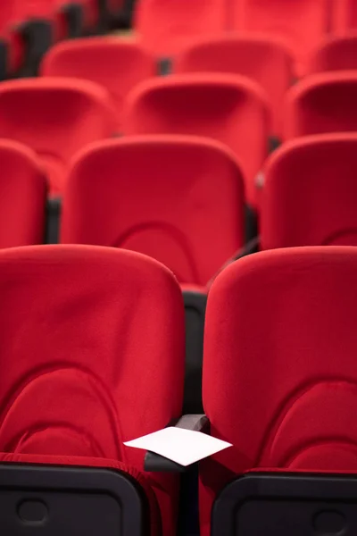 Prázdné Konference Divadlo Nebo Kino Sál Řadami Červených Křesel — Stock fotografie