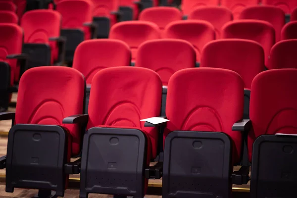 Conferencia Vacía Teatro Sala Cine Con Filas Asientos Rojos — Foto de Stock