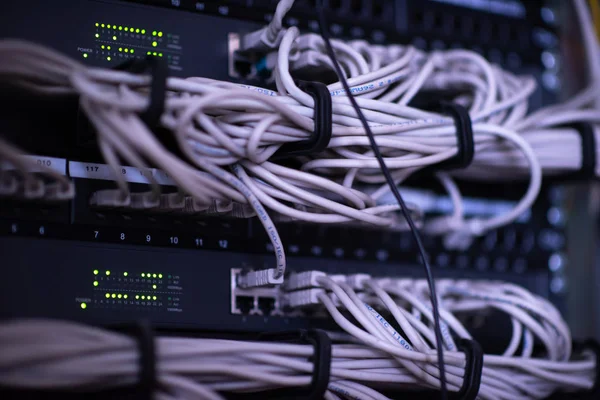 データ センターのサーバー ルームのメイン サーバーに接続している光ケーブル — ストック写真