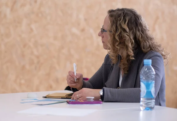 Masa Üzerinde Çalışırken Kadını Yazma Notları Danışman Avukat Kavramı — Stok fotoğraf
