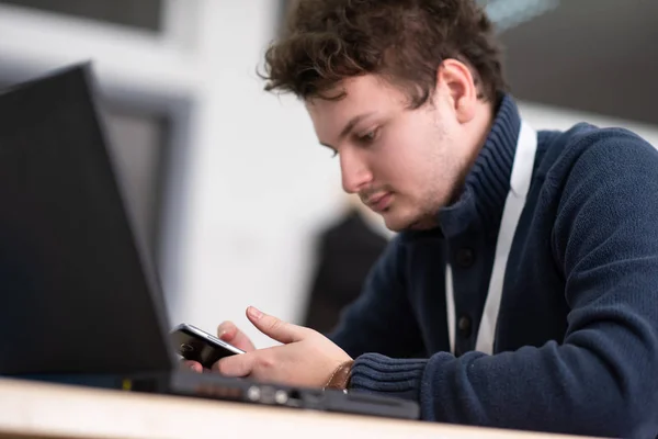 Joven Hombre Negocios Casual Usando Smartphone Oficina Inicio —  Fotos de Stock