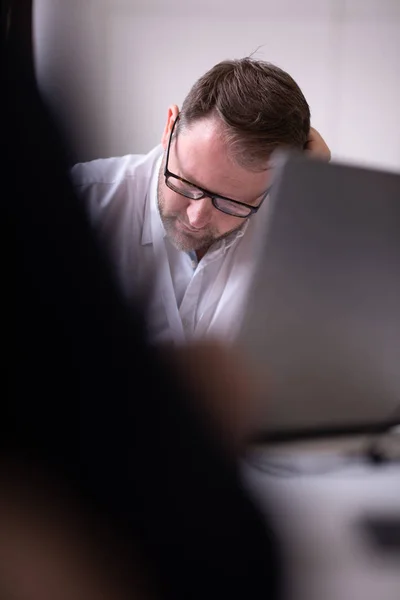 Geschäftsmann Schreibt Notizen Während Laptop Auf Seinem Schreibtisch Arbeitet Berater — Stockfoto