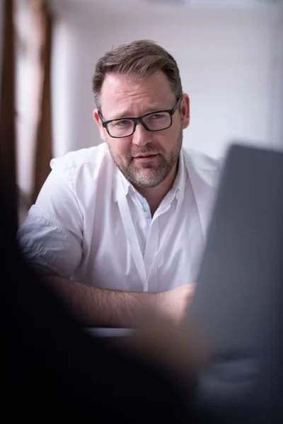 Geschäftsmann Schreibt Notizen Während Laptop Auf Seinem Schreibtisch Arbeitet Berater — Stockfoto