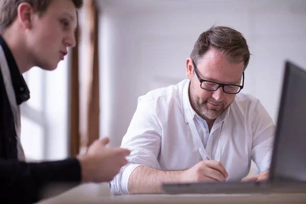 Gruppe Junger Geschäftsleute Brainstorming Und Besprechung Des Businessplans Bei Einem — Stockfoto