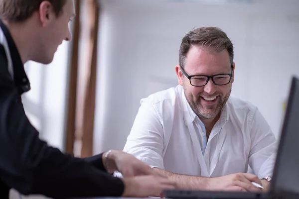 Group Young Business People Brainstorming Discussing Business Plan Meeting Startup — Stock Photo, Image