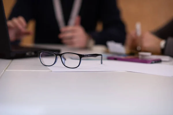 Üzleti Összetétel Laptopokkal Szemüveggel Irodai Íróasztalon — Stock Fotó