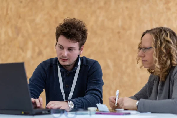 Groupe Jeunes Gens Affaires Brainstorming Discuter Plan Affaires Sur Réunion — Photo