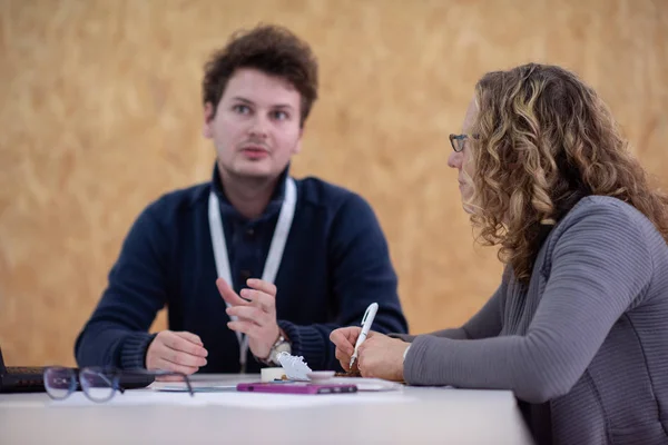 Skupina Mladých Podnikatelů Brainstorming Diskutovat Obchodním Plánu Setkání Úvodním Interiéru — Stock fotografie