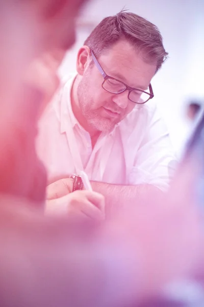 Business Man Writing Notes While Working Laptop Computer His Desk — Stock Photo, Image