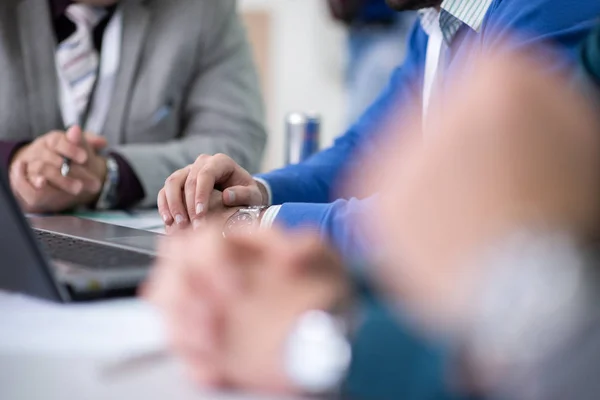 Gruppo Gruppo Giovani Imprenditori Brainstorming Discutere Piano Aziendale Sulla Riunione — Foto Stock