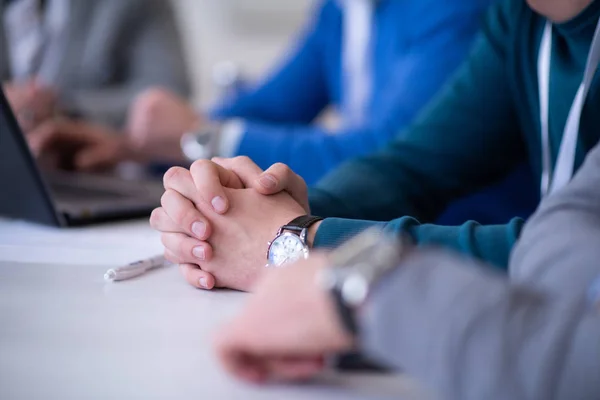 Grupo Jovem Empresário Brainstorming Discutir Plano Negócios Reunião Escritório Inicialização — Fotografia de Stock