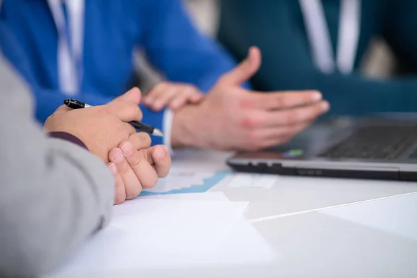 Grupo Jovem Empresário Brainstorming Discutir Plano Negócios Reunião Escritório Inicialização — Fotografia de Stock