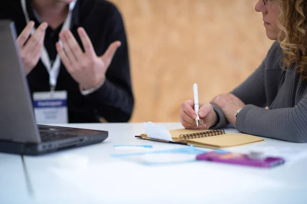 Gruppe Unge Erhvervsfolk Brainstorming Diskutere Forretningsplan Møde Ved Start Kontor - Stock-foto