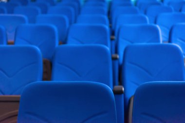 Boş konferans, tiyatro veya mavi koltuklu sinema salonu