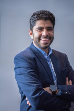 Girişimcilik Ofisinde Başarılı Genç Bir İşadamı Portresi