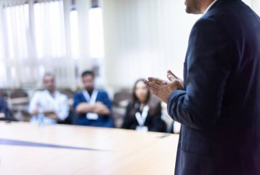 İş konferans odasında halka açık sunumları olan genç bir iş adamı. Konferans salonundaki izleyiciler. Girişimcilik Kulübü