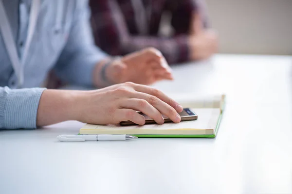 Jonge Casual Zakenman Met Smartphone Het Opstartkantoor — Stockfoto