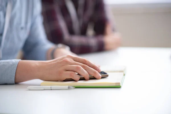 Joven Hombre Negocios Casual Usando Smartphone Oficina Inicio — Foto de Stock