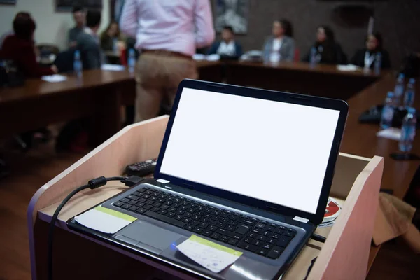 Ordenador Portátil Podio Educación Seminario Negocios Sala Conferencias Moderna — Foto de Stock