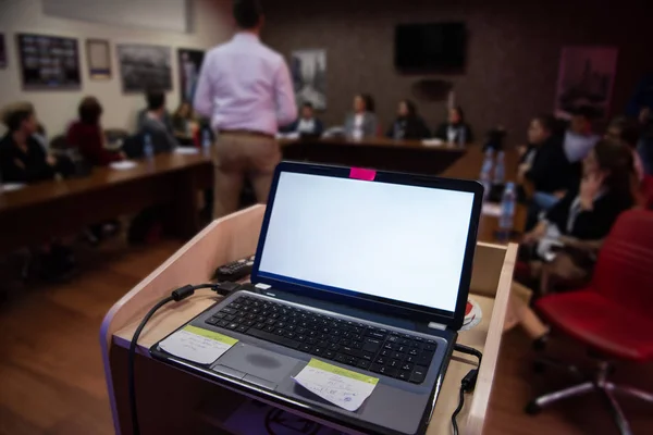 Ноутбук Подіумі Бізнес Семінарі Навчання Сучасному Конференц Залі — стокове фото