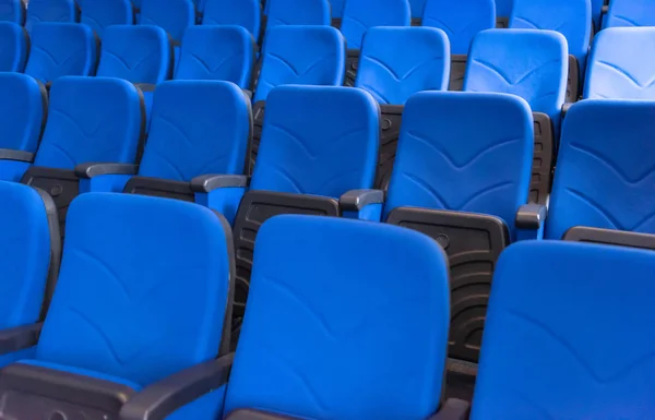 空の会議や劇場や映画館に青い席が並んでいます — ストック写真