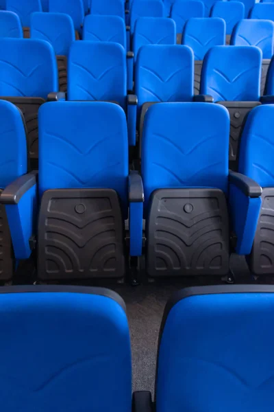의자들이 줄줄이 늘어서 회의실 영화관 — 스톡 사진