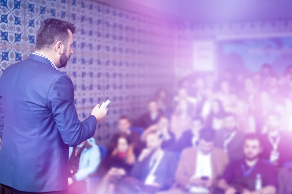 Giovane Uomo Affari Sala Conferenze Con Presentazioni Pubbliche Pubblico Alla — Foto Stock