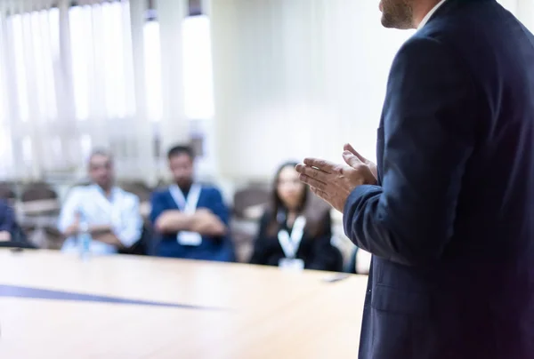 Joven Hombre Negocios Sala Conferencias Negocios Con Presentaciones Públicas Público — Foto de Stock