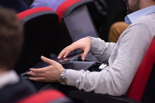 Obchodní Lidé Ruce Psaní Klávesnici Počítače Laptop Během Semináře Konferenční — Stock fotografie