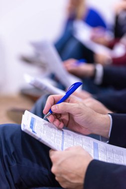 Gençler modern konferans odasında eğitim eğitimi iş semineri hakkında notlar alıyorlar