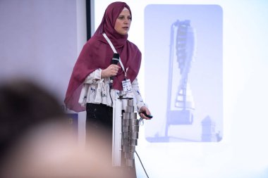 genç müslüman iş kadını iş konferans salonunda halka açık sunumlar yapıyor. Konferans salonundaki seyirciler. Girişimcilik Kulübü