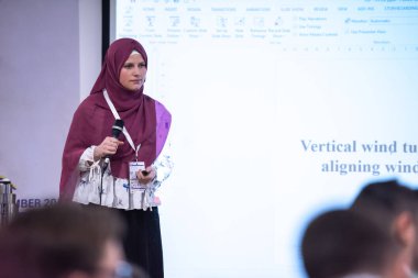 genç müslüman iş kadını iş konferans salonunda halka açık sunumlar yapıyor. Konferans salonundaki seyirciler. Girişimcilik Kulübü