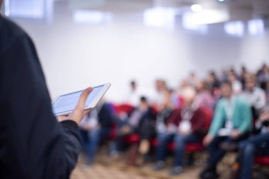 İş konferans odasında halka açık sunumları olan genç bir iş adamı. Konferans salonundaki izleyiciler. Girişimcilik Kulübü