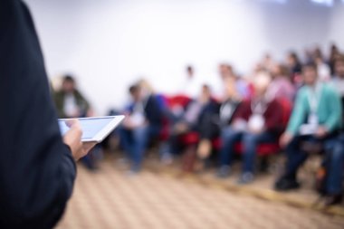 İş konferans odasında halka açık sunumları olan genç bir iş adamı. Konferans salonundaki izleyiciler. Girişimcilik Kulübü