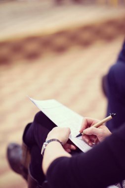 Gençler modern konferans odasında eğitim eğitimi iş semineri hakkında notlar alıyorlar