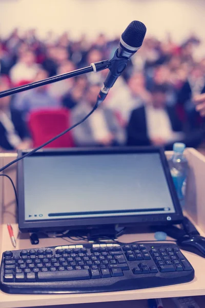 Laptop Computer Microfoon Podium Business Seminar Onderwijs Moderne Vergaderzaal — Stockfoto