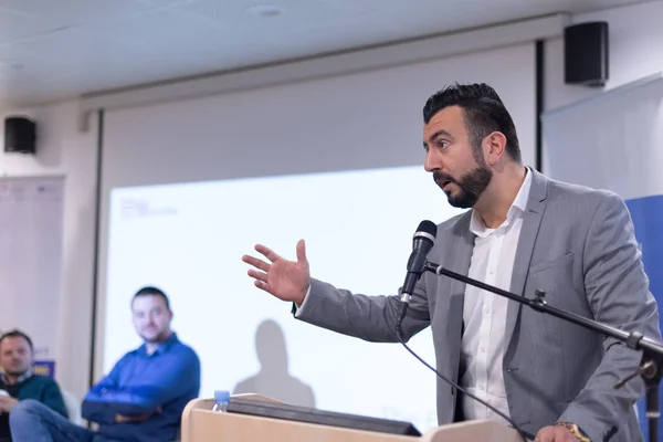 Jovem Empresário Sala Conferências Negócios Com Público Dando Apresentações Audiência — Fotografia de Stock