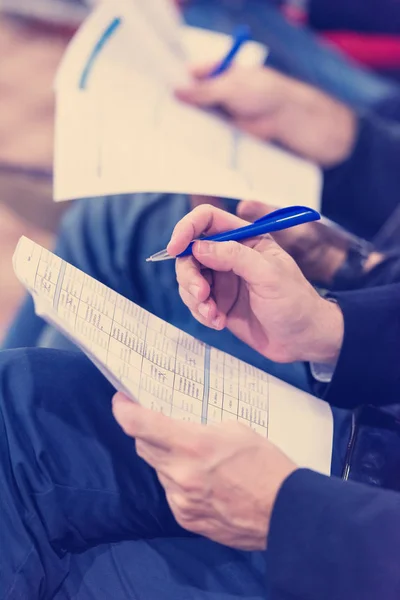 Jóvenes Que Toman Notas Sobre Seminario Empresarial Formación Educación Sala —  Fotos de Stock