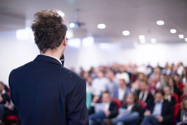Jovem Empresário Sala Conferências Negócios Com Público Dando Apresentações Audiência — Fotografia de Stock